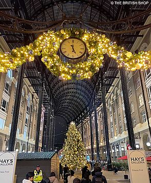 Zugang zur Hay's Galleria, im Hintergrund ist ein leuchtender Tannenbaum zu sehen.