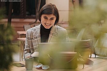 Britischer Frühling: So setzen Sie die aktuellen Modetrends stilvoll im Alltag um