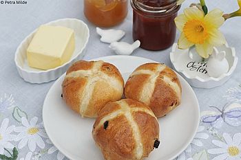 Hot Cross Buns: Traditionelles Gebäck zu Karfreitag und Ostern Hot Cross Buns: Traditionelles Gebäck zu Karfreitag und Ostern