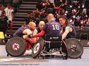 4 Mitglieder des Rollstuhl-Rugby-Teams von Großbritannien bei einer kurzen Besprechung
