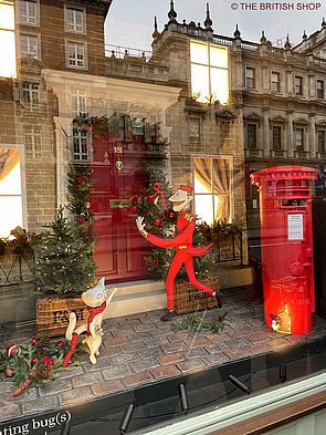 Die Schaufensterdekoration zeigt einen Lieferanten von Fortnum & Mason an einer Haustür.