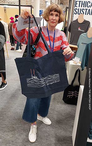 Carolin Sheikholeslami an einem Messestand