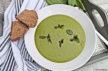 Erbsensüppchen mit Bärlauch und Minze Erbsensüppchen mit Bärlauch und Minze