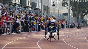 Kolumbanischer Teilnehmer im Rollstuhl am 1500-m-Lauf der Männer