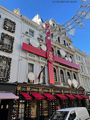 Cartier schmückt seine Gebäudefassade mit einer großen roten Schleife