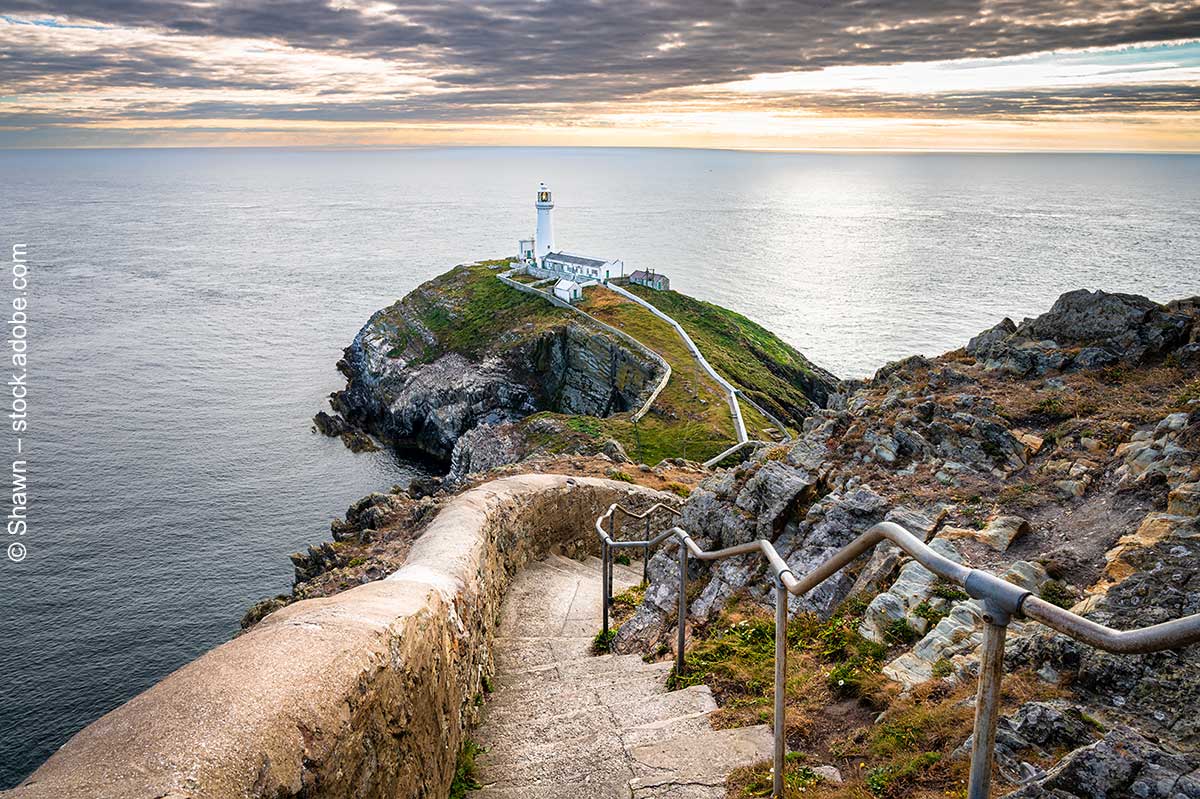 Treppen zum West Stack Lighthouse auf der Insel Anglesey Treppen zum West Stack Lighthouse auf der Insel Anglesey