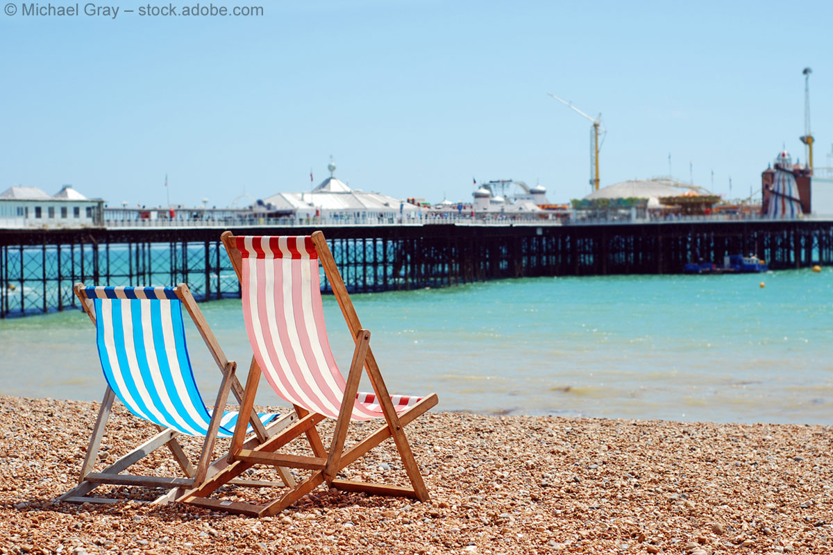 Liegestühle am Strand von Brighton in England