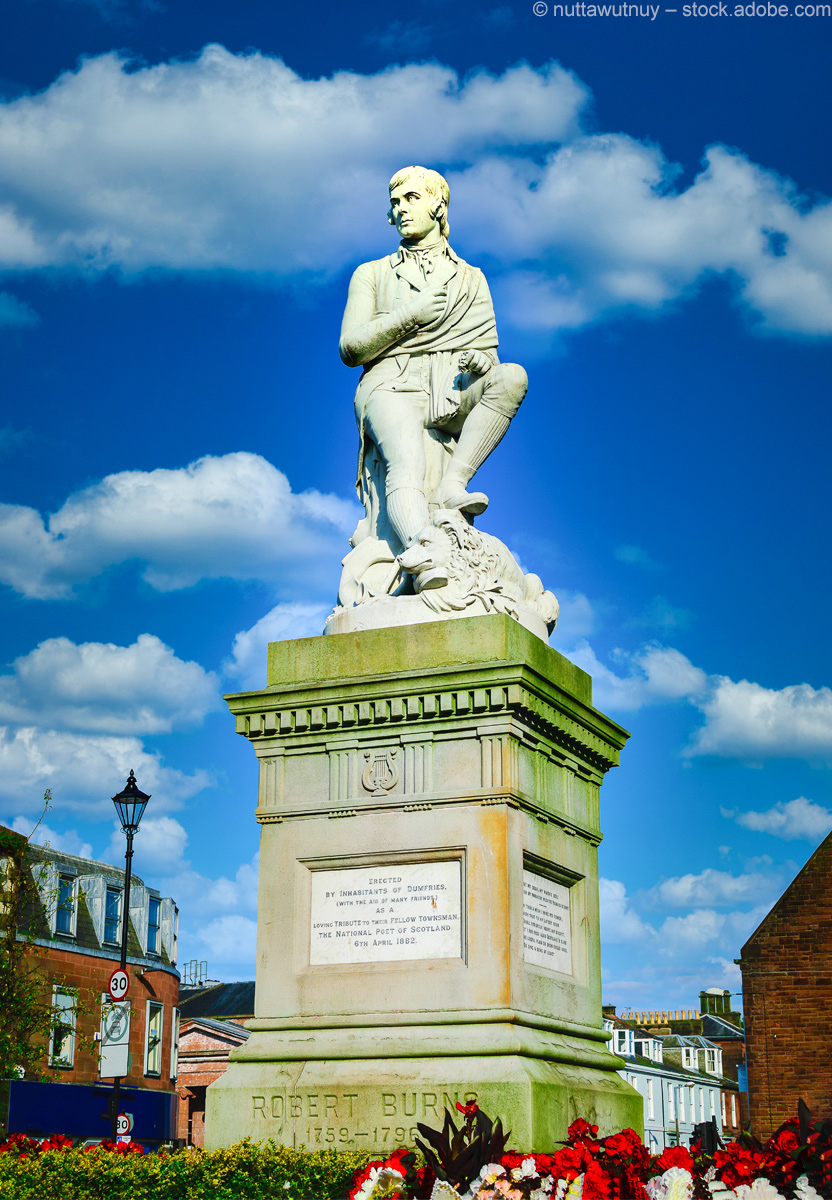 Robbie Burns-Statue vor blauem Himmel in Dumfries, Schottland. Robbie Burns-Statue vor blauem Himmel in Dumfries, Schottland.