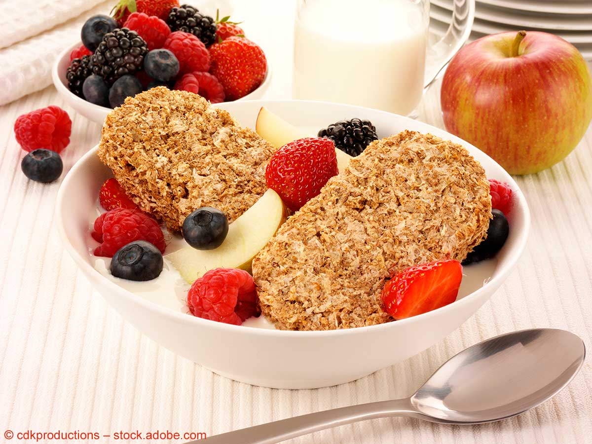 Schüssel mit Weetabix, Früchten und Milch