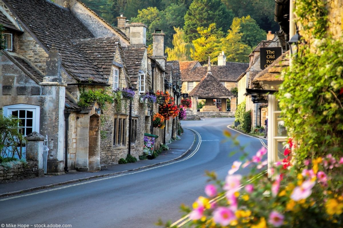 Die Cotswolds: Ein Gebiet von außerordentlicher natürlicher Schönheit Eine ländliche Straße mit alten Häusern in den Cotwolds