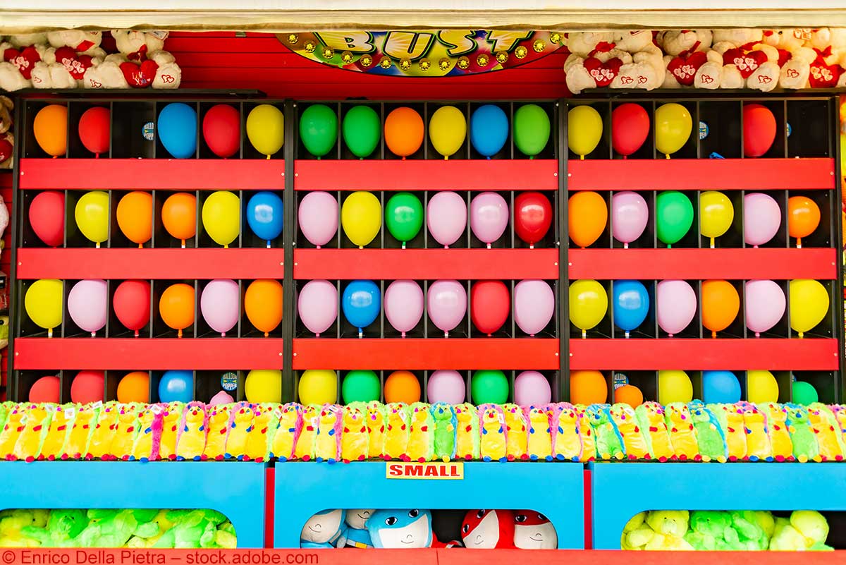 Kirmes-Stand fürs Luftballon-Schießen