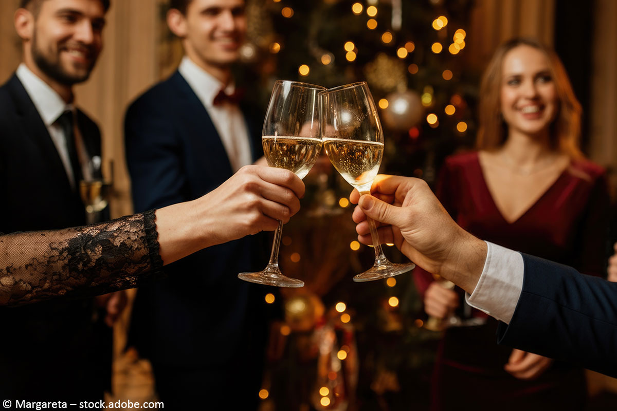 Festliche Abendmode im britischen Stil: Elegante Looks für die Weihnachtsfeier Eine Gruppe festlich gekleideter Menschen, die mit Sekt anstoßen