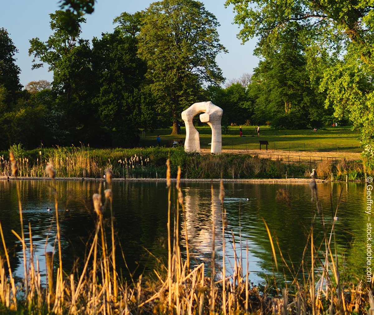 Die Großplastik 'The Arch' von Henry Moore in London in Kensington Gardens Die Großplastik 'The Arch' von Henry Moore in London in Kensington Gardens