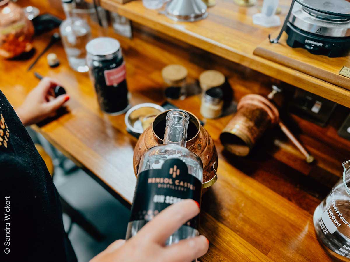 Hensol Castle Gin wird in ein Glas eingegossen. Hensol Castle Gin wird in ein Glas eingegossen.
