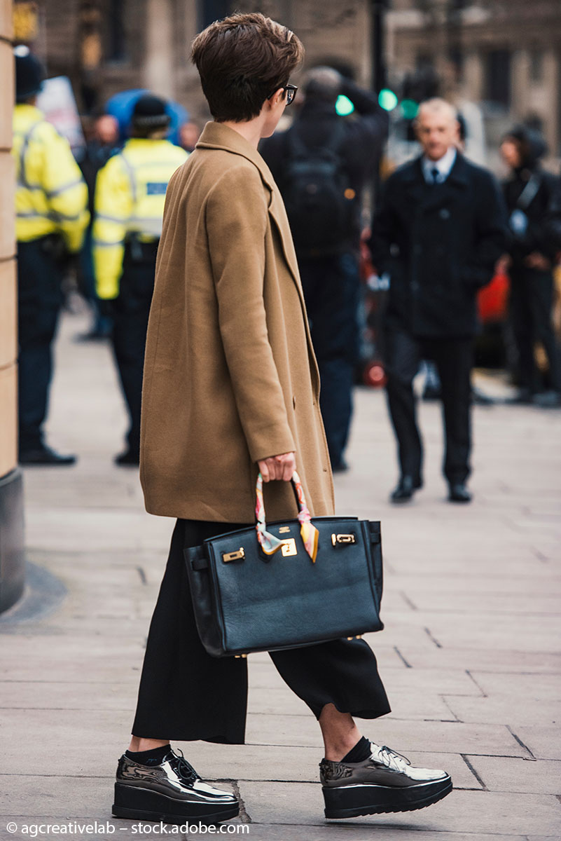 Very Fashionable: Der Londoner Streetstyle ist ein Trend, der sich an keinen Trend hält Eine Frau mit Handtasche und Schuhen im Londoner Street Style