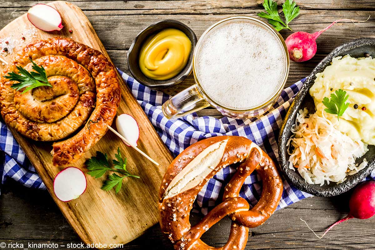 Oktoberfestmenü: Bretzeln, Bratwurst, Senf, Sauerkraut, Kartoffelmus