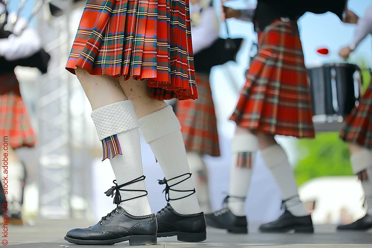Herren einer schottischen Musikkapelle im Kilt und traditionellen Strümpfen Herren einer schottischen Musikkapelle im Kilt und traditionellen Strümpfen