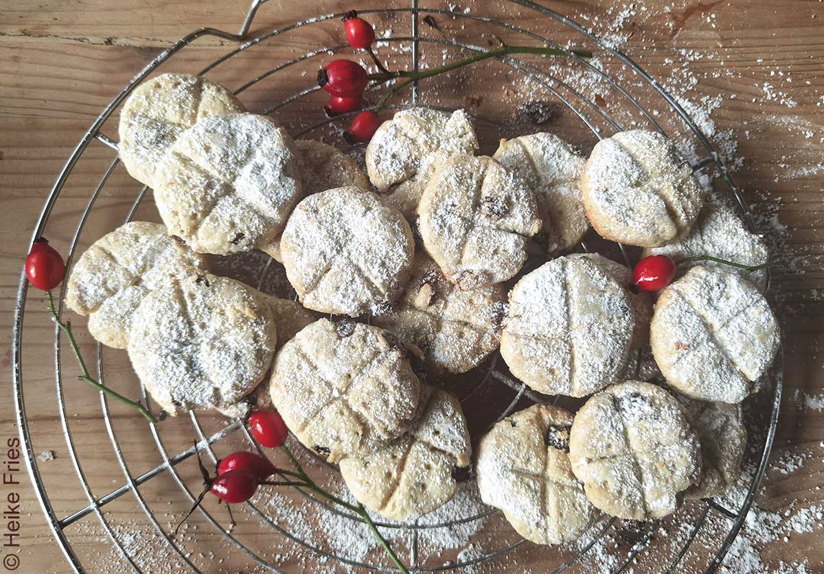 Gebackene und mit Puderzucker bestreute Soul Cakes