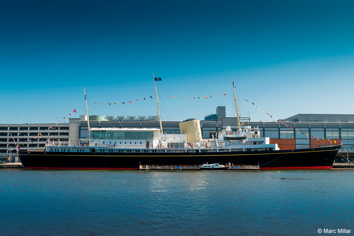 Die "Royal Yacht Britannia" liegt im Hafen Leith in Edinburgh fest vor Anker.